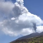 Etna ponovo ometa letove: Ograničen saobraćaj na Siciliji