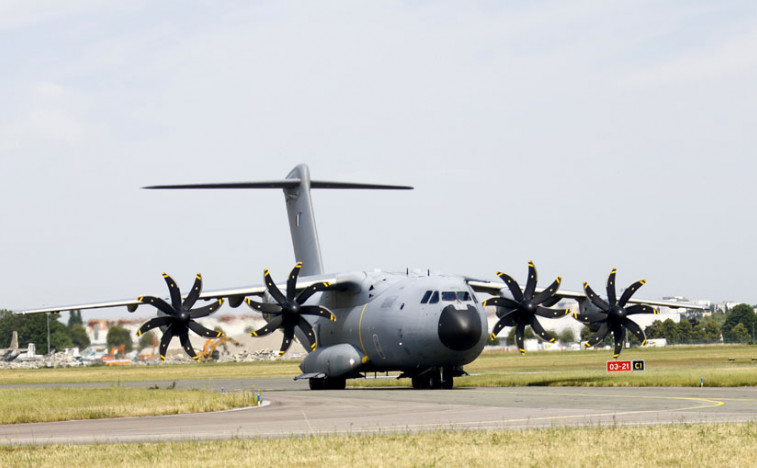 Francuski vojni avion prinudno sletio na cestu i zapalio se