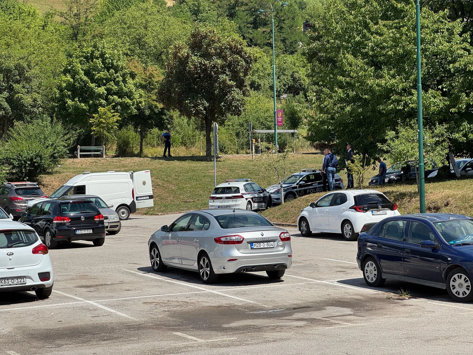 Policijska akcija na Dobrinji: Blokiran parking, pretraga uz pomoć pasa