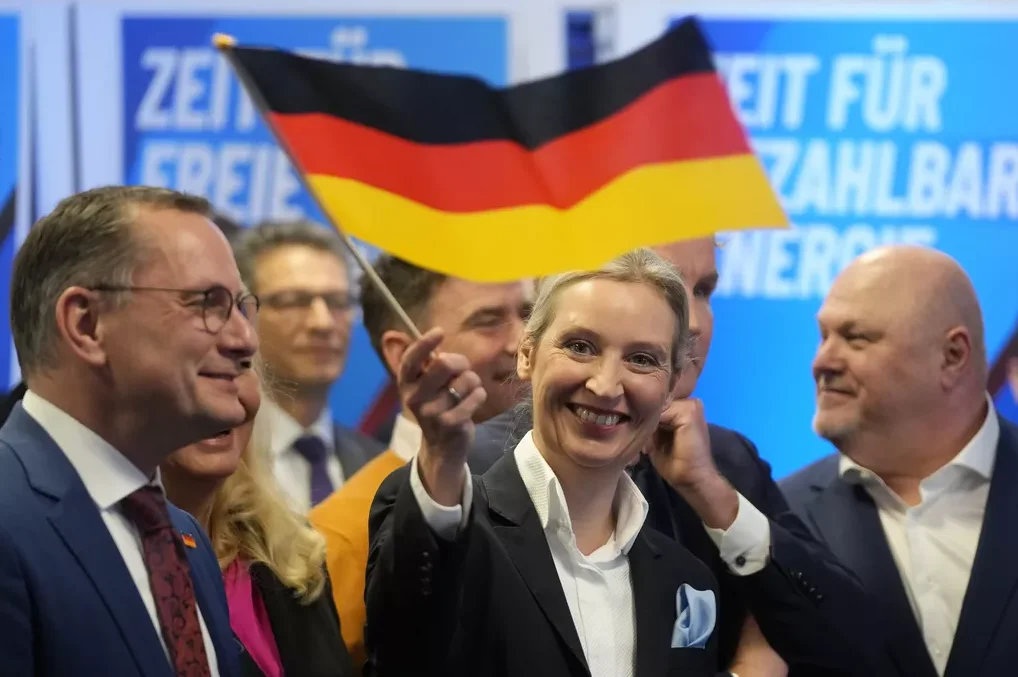 AfD političari sa njemačkom zastavom