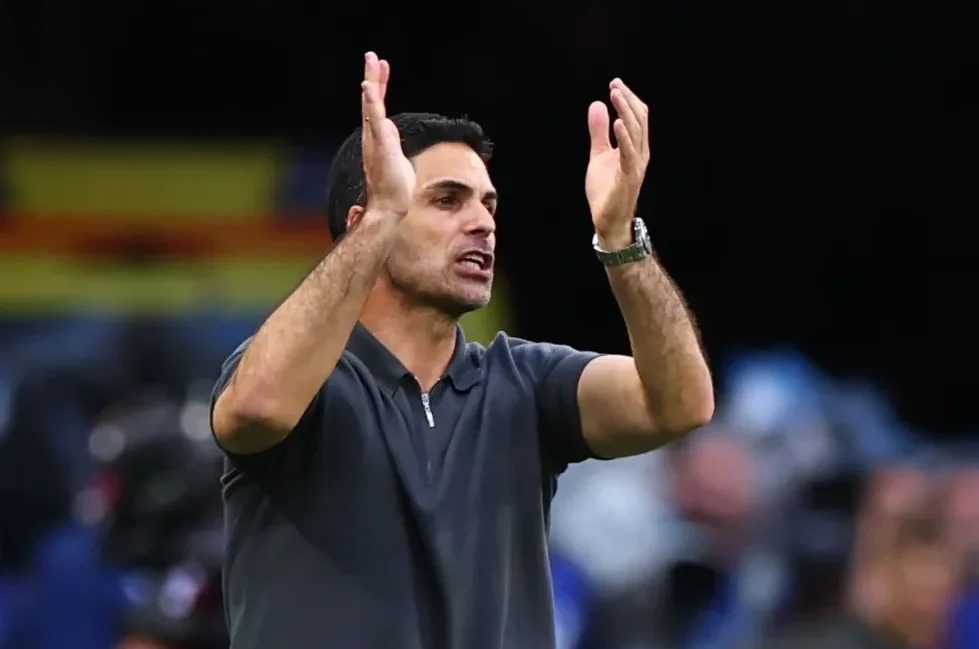 Mikel Arteta s rukama gore