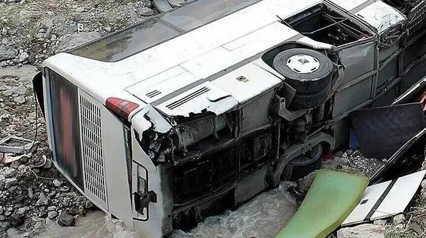Prevrnut autobus u kanjonu pored puta