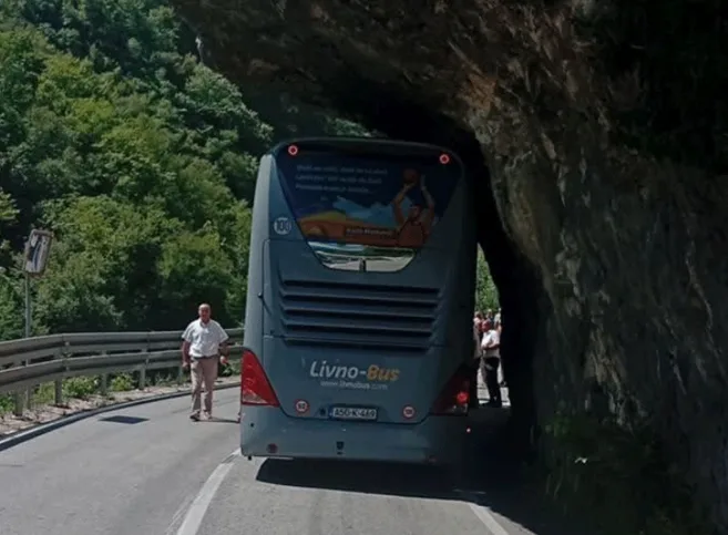 Autobus kompanije Livno-Bus zaglavljen je između stijena na uskoj planinskoj cesti.