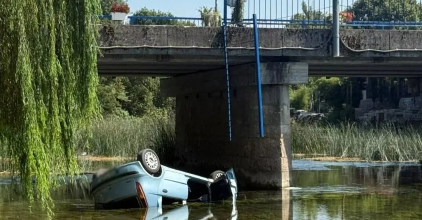 Automobil prevrnut u rijeci ispod mosta
