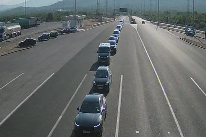 Kolona automobila i kamiona na autoputu.
