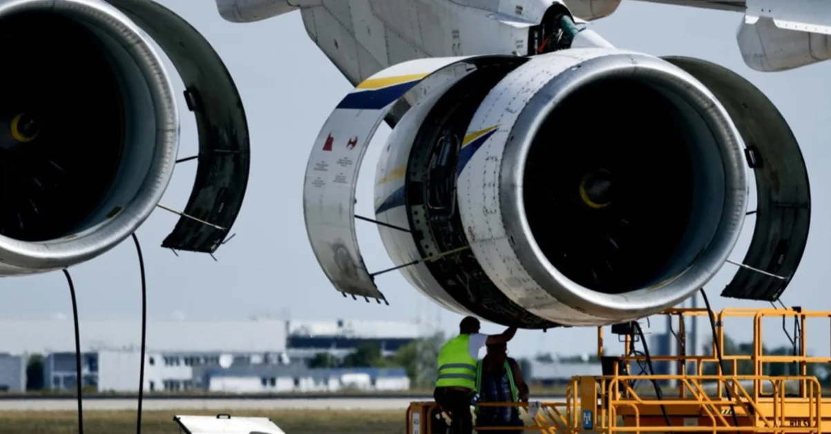 Dva velika mlazna motora aviona u toku održavanja ili popravke.