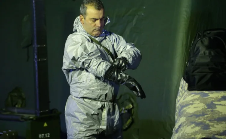 Osoba oblači zaštitno odijelo