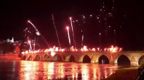 Bakljada na mostu za Mladića