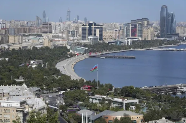 Pogled na grad Baku sa zaljevom i zastavom Azerbejdžana