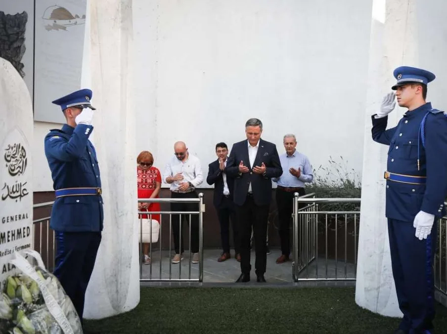 Bećirović kod mezara generala Alagića