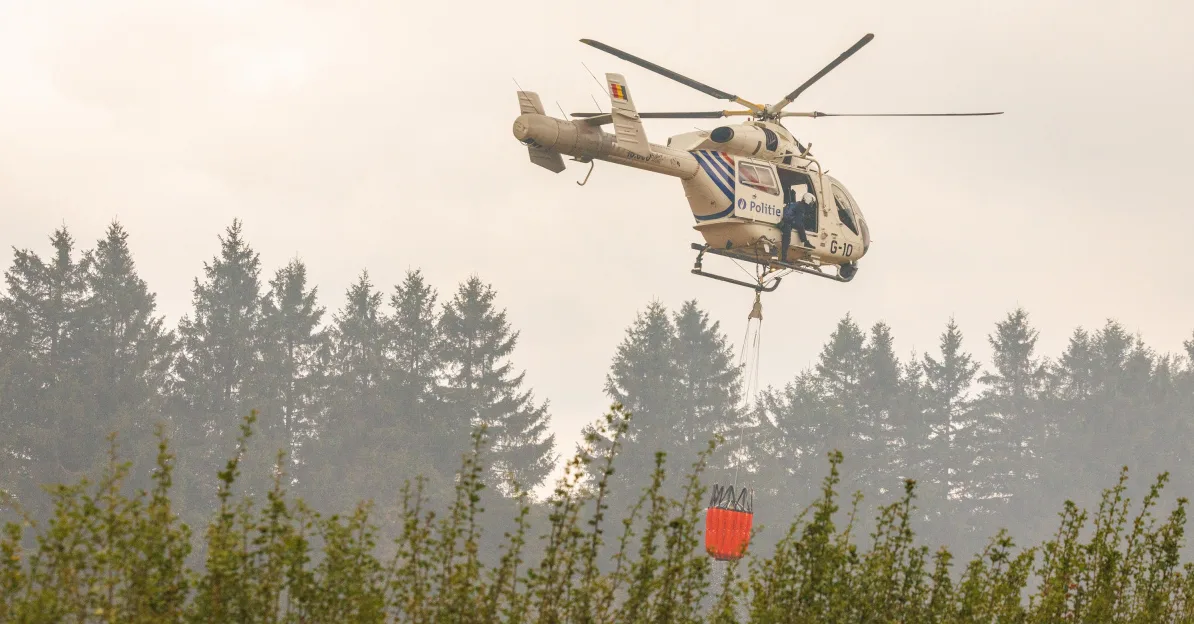 Helikopter gasi šumski požar