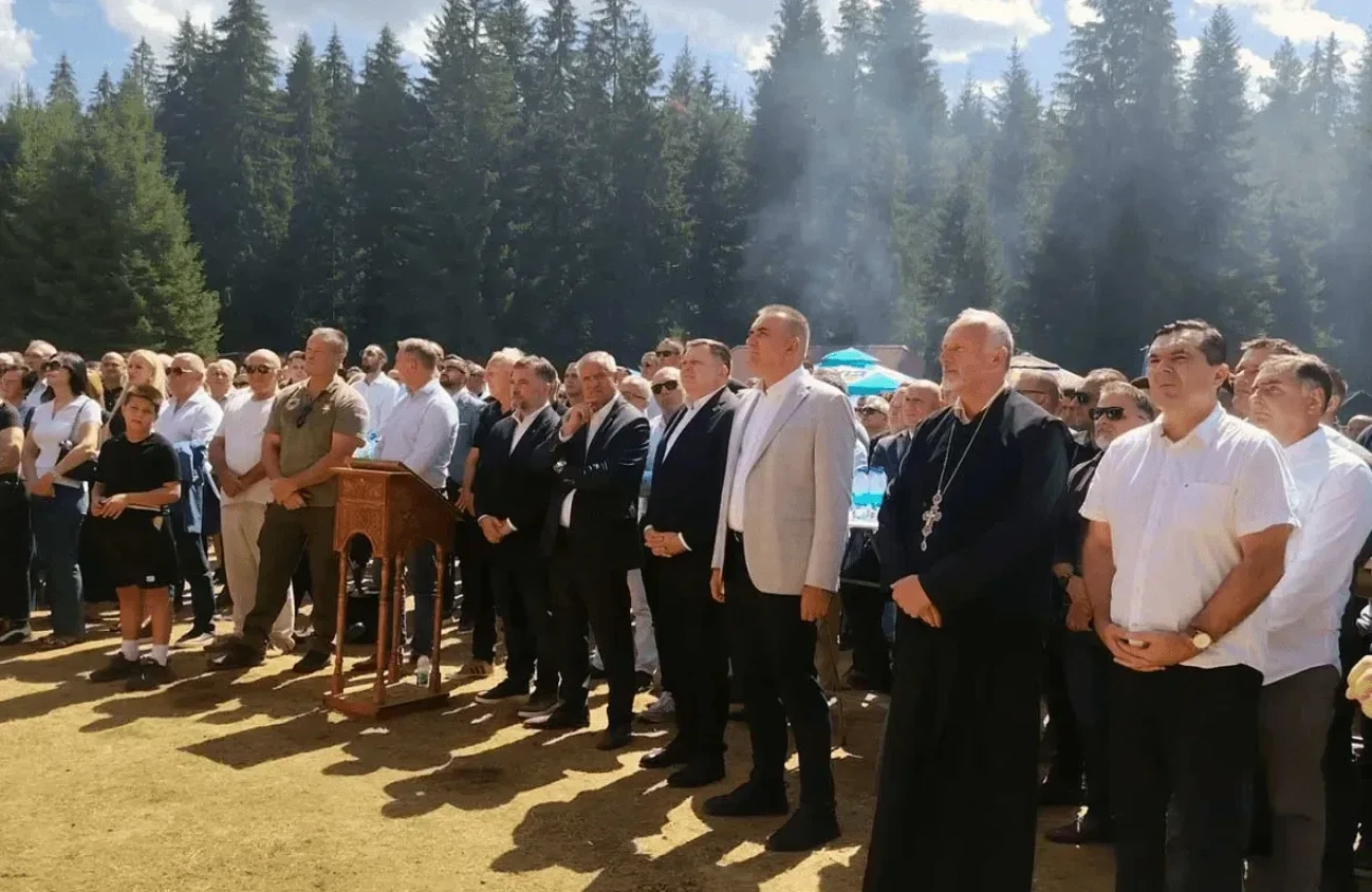 Bivši borci VRS odaju počast Mladiću
