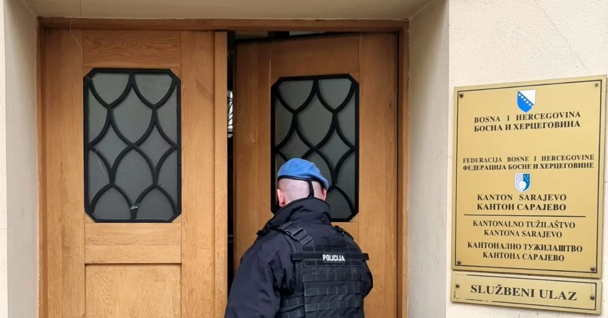 Policajac ispred Kantonalnog tužilaštva