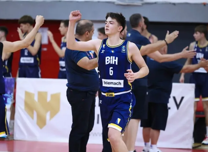 Košarkaš BiH sa podignutom pesnicom