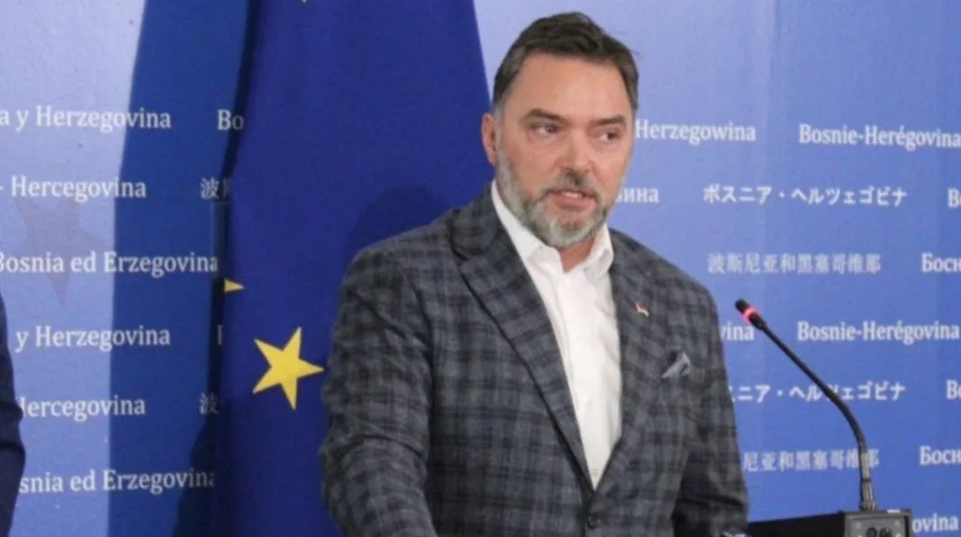 Zvaničnik BiH i EU zastava