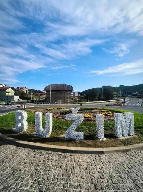 Natpis 'BUŽIM' od gabiona postavljen na kružnom toku