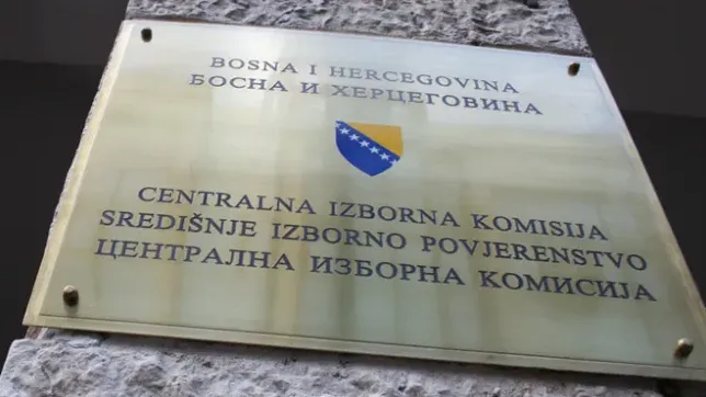 Grb Bosne i Hercegovine i natpis "Centralna izborna komisija Središnje izborno povjerenstvo Centralna izborna komisija"