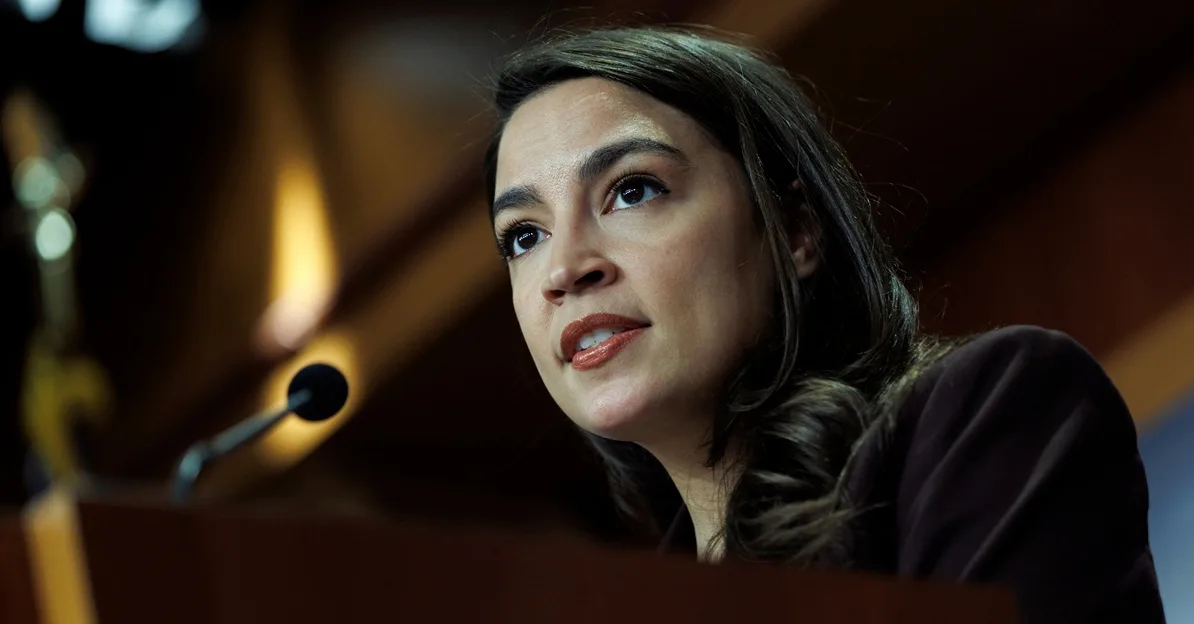 Kongresnica Ocasio-Cortez pred mikrofonom