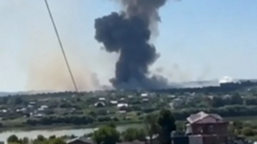 Crni dim koji kulja u nebo iznad naselja, naznačavajući snažnu eksploziju ili požar.