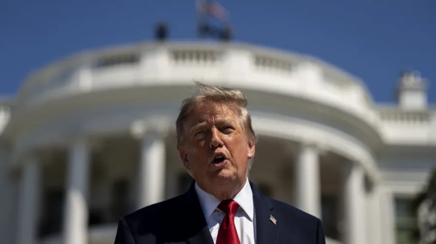 Donald Tramp ispred Bijele kuće