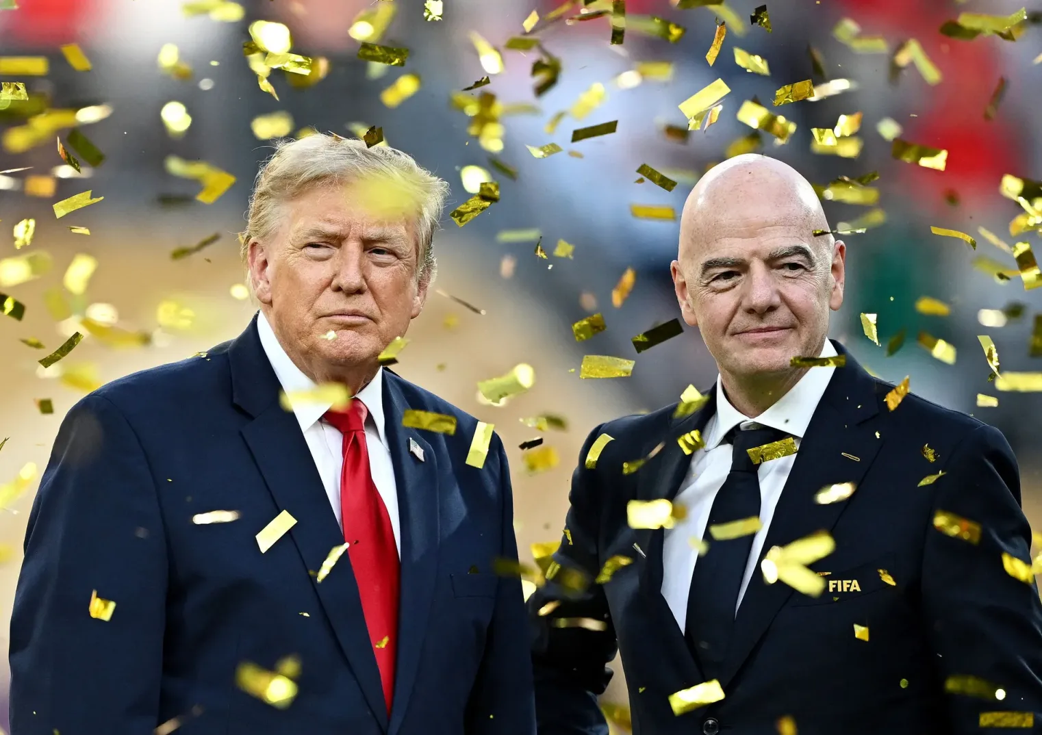 Donald Tramp i Đani Infantino stoje zajedno pod zlatnim konfetama.
