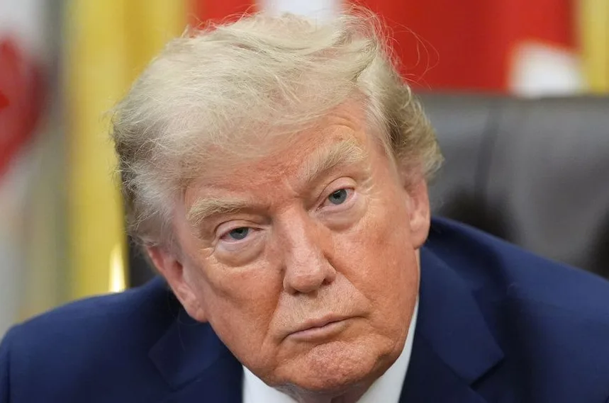 Donald Trump sa ozbiljnim izrazom lica