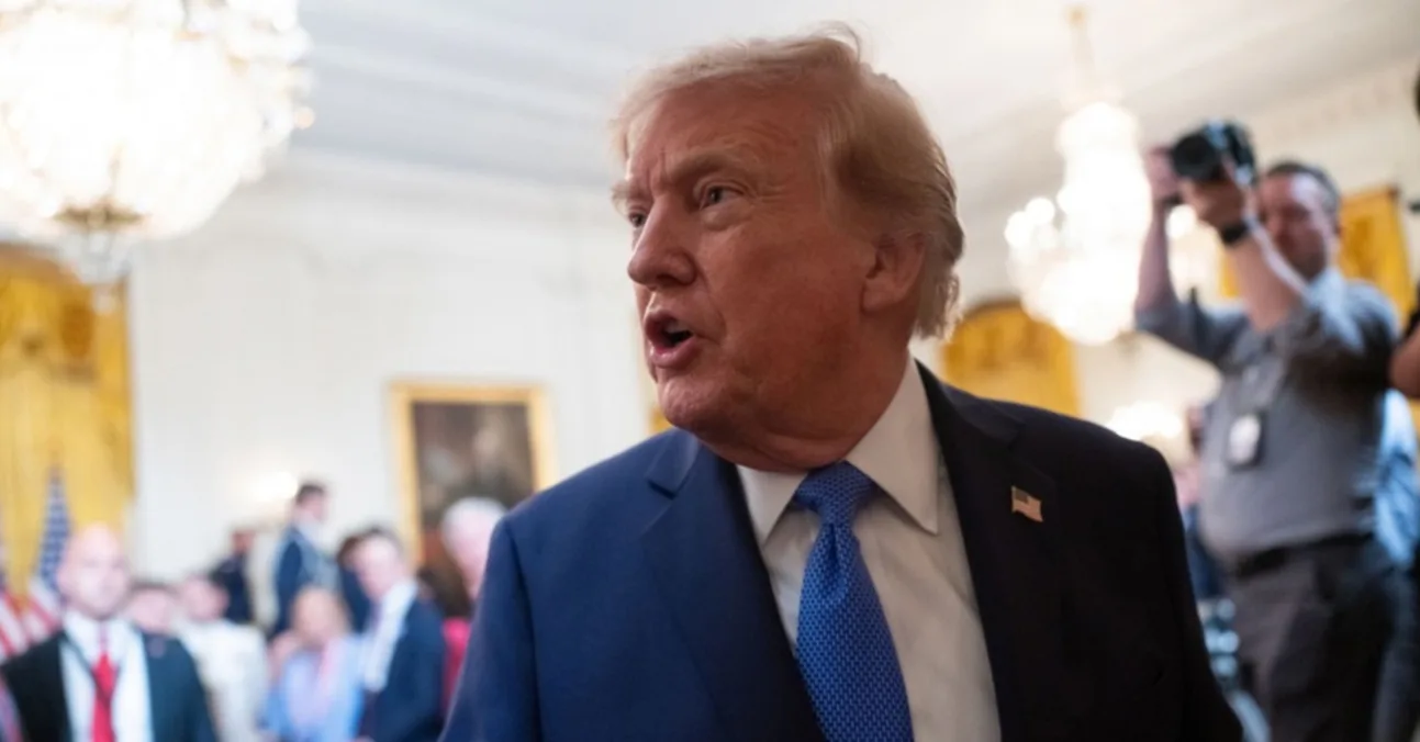Donald Trump, bivši predsjednik Sjedinjenih Država, u plavom odijelu