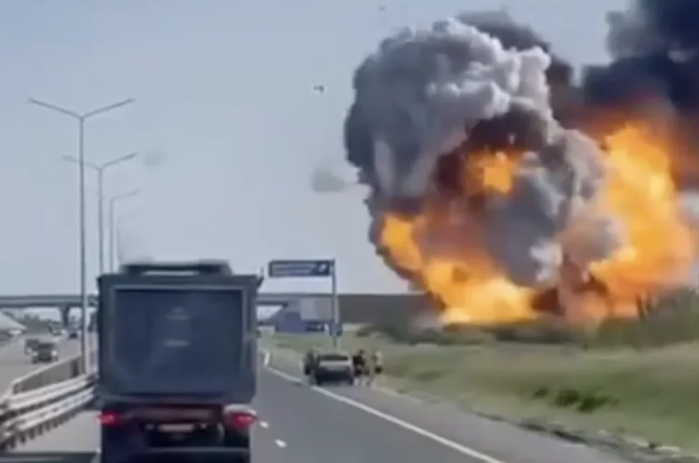 Eksplozija i plamen na autoputu, saobraćajna gužva i kamion u prvom planu.