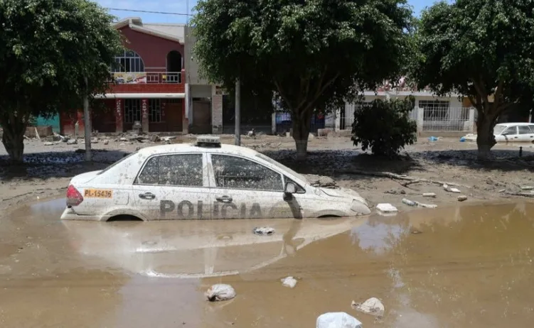 Policijsko vozilo u poplavi u Peruu