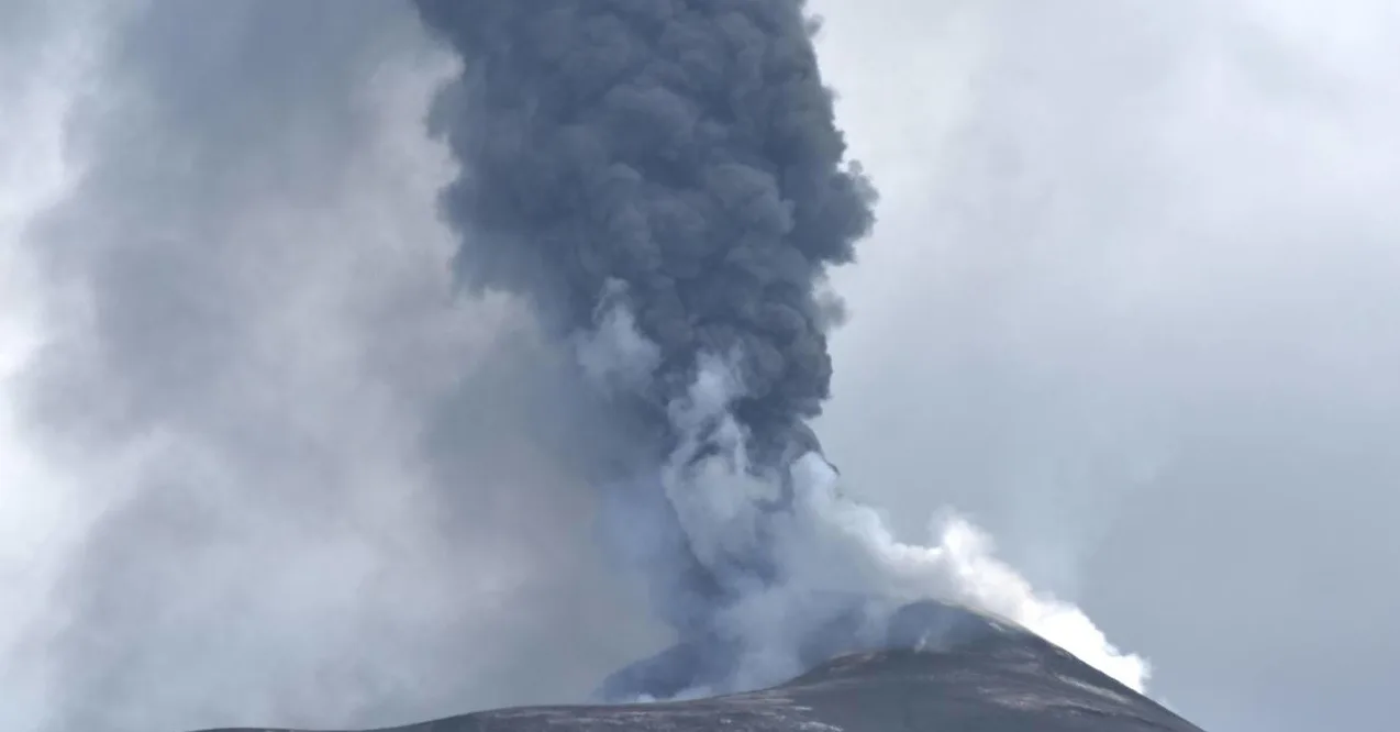 Etna izbacuje pepeo i lavu