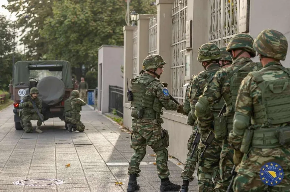 Trupe EUFOR-a kod Ambasade Grčke