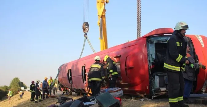 Fatalna nesreća i prevrnut autobus