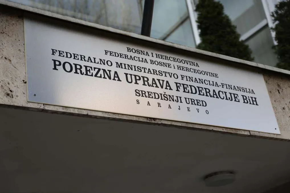Natpis na zgradi: Bosna i Hercegovina, Federacija Bosne i Hercegovine, Federalno ministarstvo finansija-finansija, Porezna uprava Federacije BiH, Središnji ured, Sarajevo.
