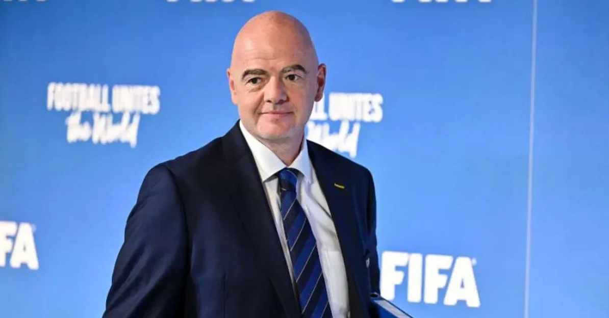 Gianni Infantino, predsjednik FIFA-e, nosi tamno odijelo i plavu prugastu kravatu.