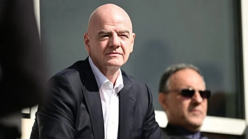 Đani Infantino u crnom odijelu