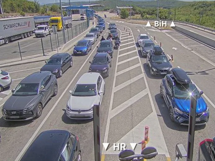 Kolona vozila na graničnom prelazu.