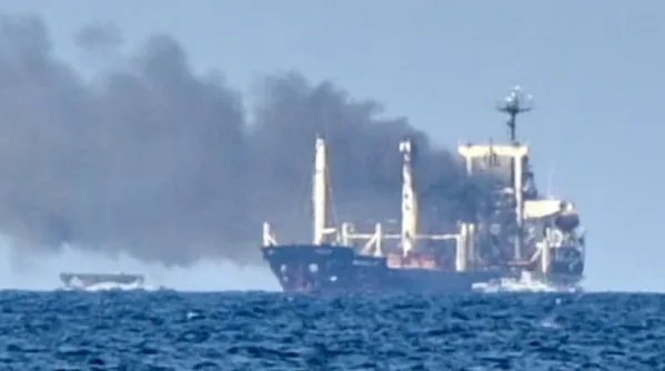 Napadnut grčki tanker gori