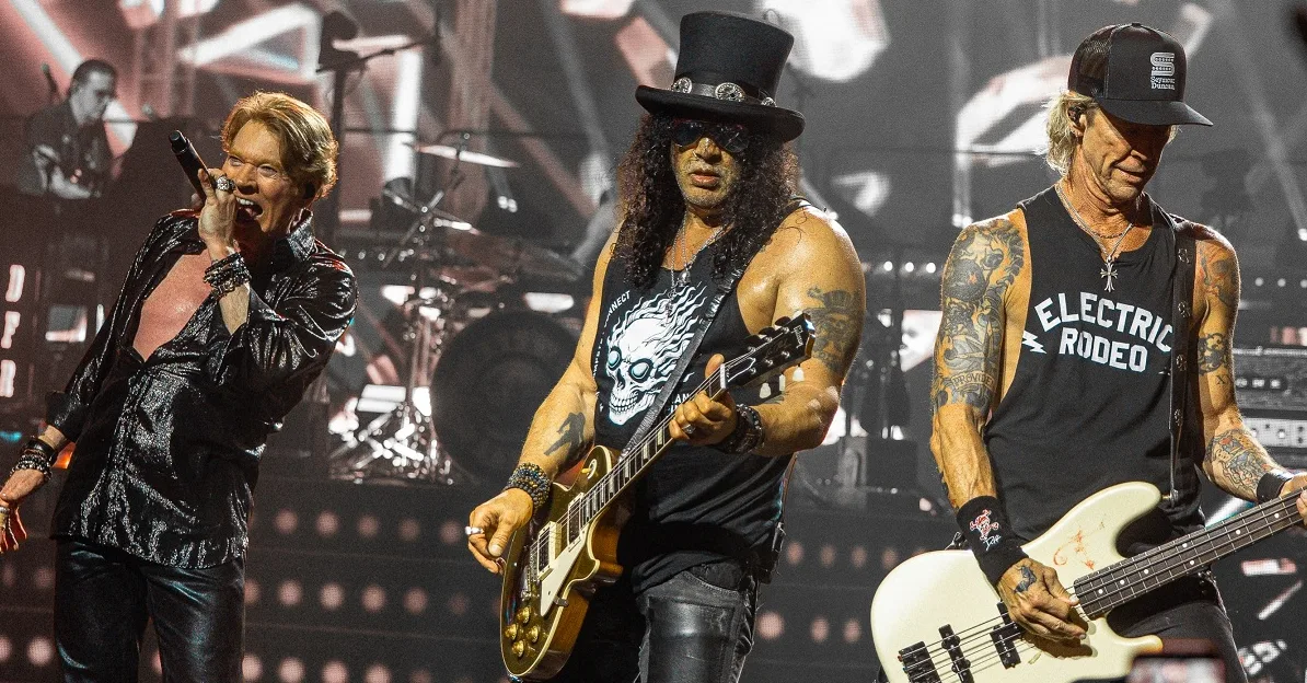 Axl Rose, Slash i Duff McKagan nastupaju na bini.