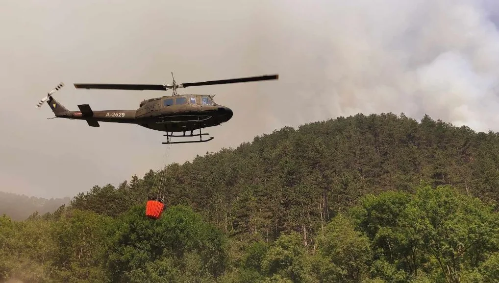 Helikopter gasi požar kod Jajca