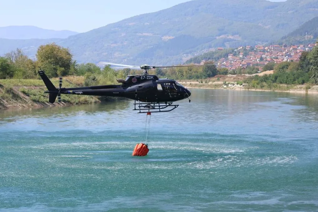 Helikopter gasi požar kod Goražda