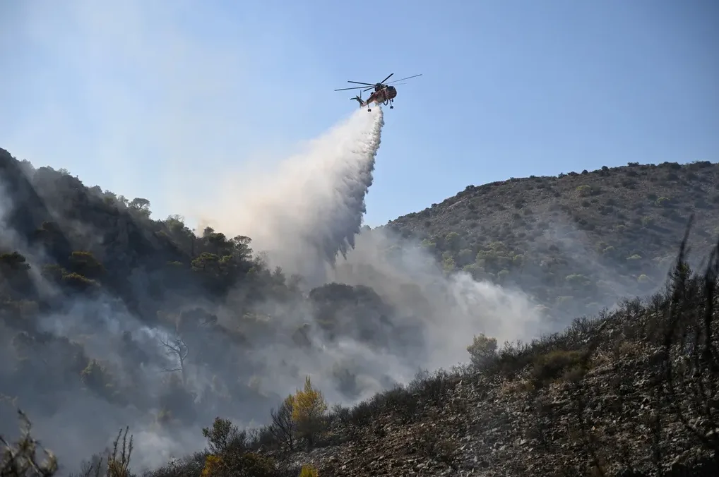 Helikopter gasi požar