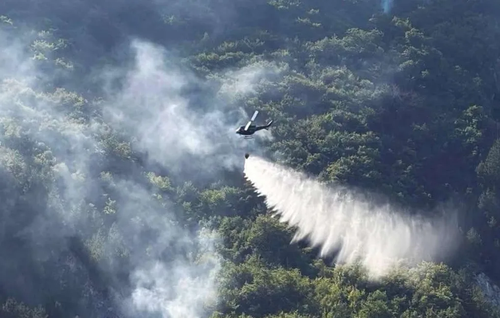 Helikopter gasi požar