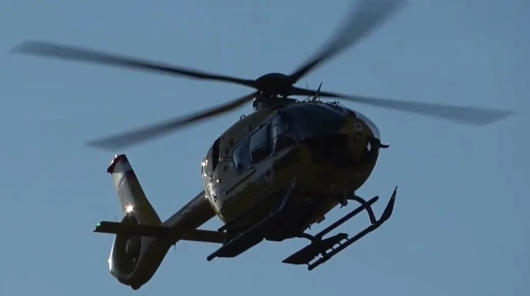 Helikopter prevozi povrijeđenog radnika