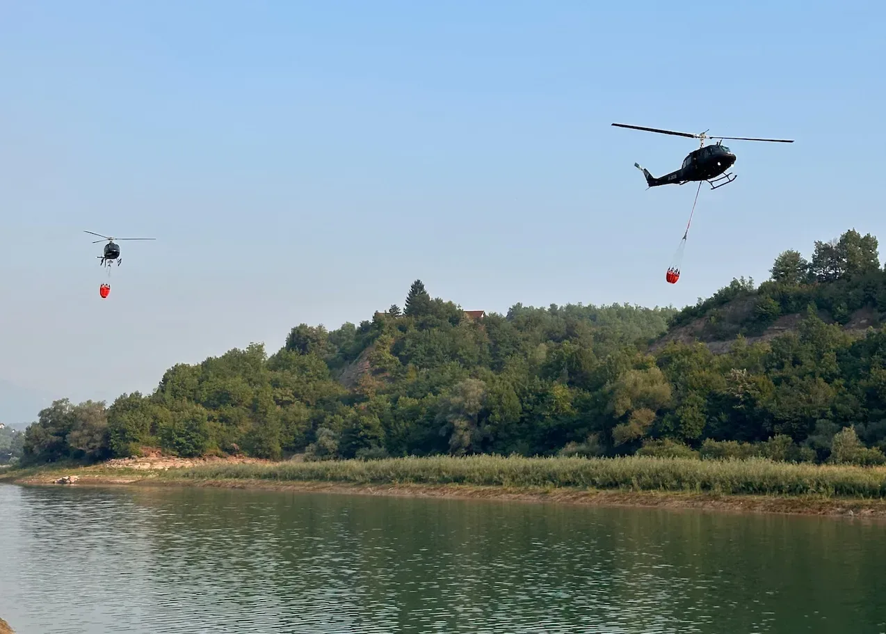 Helikopteri Oružanih snaga gase požar