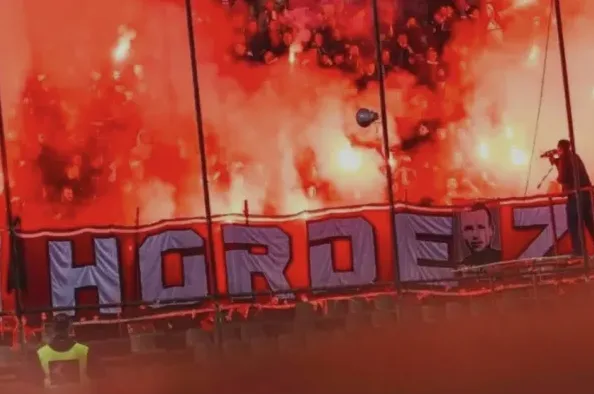 Navijači sa bakljama i transparentom "HORDE"