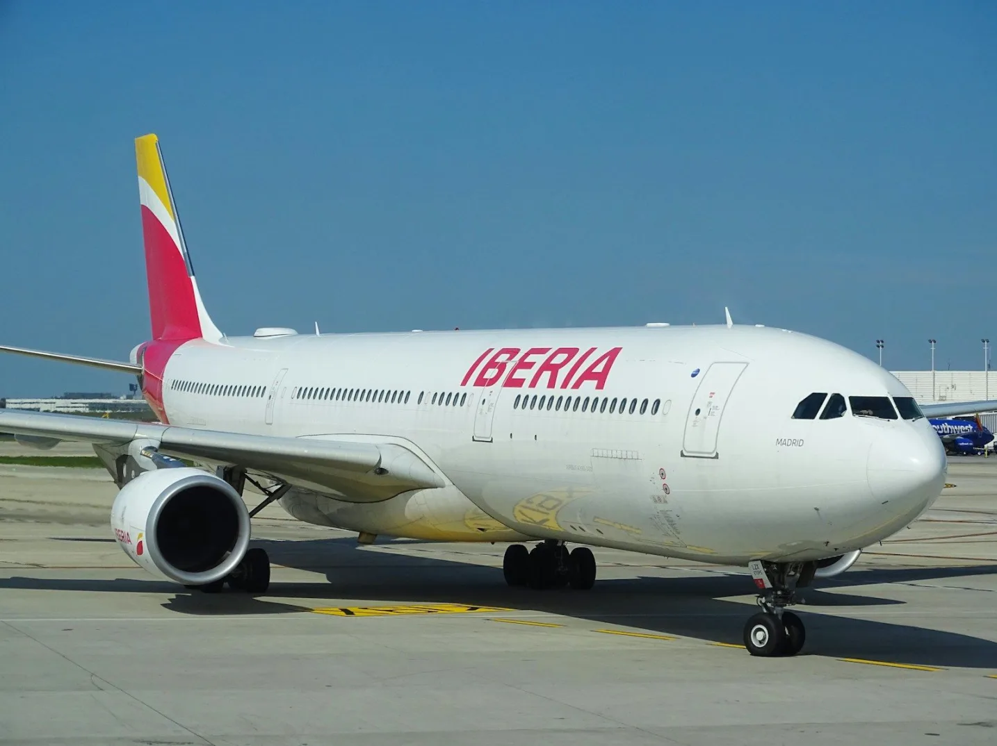 Bijeli avion kompanije Iberia na aerodromskoj pisti