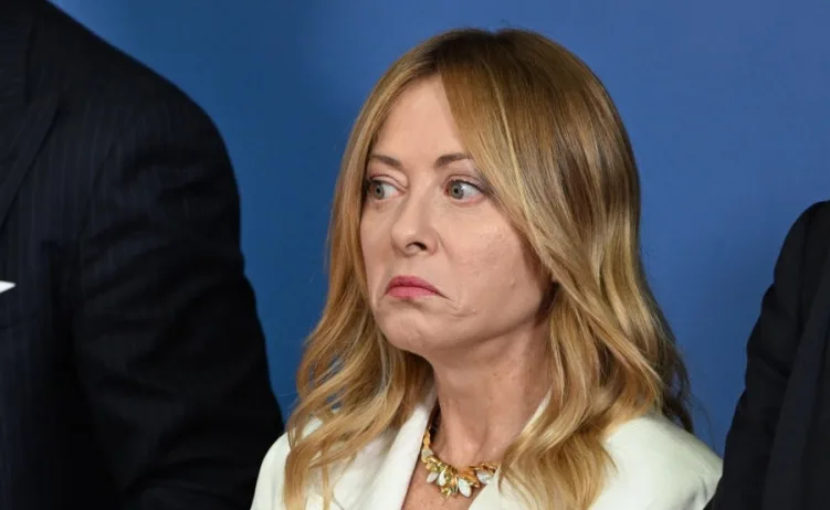 Italijanska premijerka Giorgia Meloni sa zabrinutim izrazom lica.