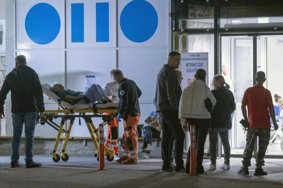 Povrijeđeni na nosilima ispred bolnice