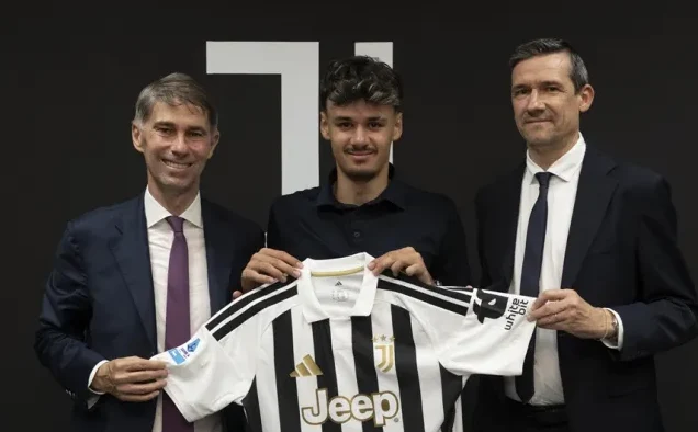 Dvojica zvaničnika Juventusa drže novi dres sa novim igračem