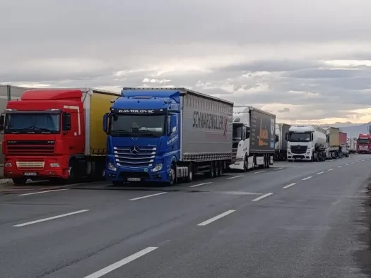 Redovi kamiona na autoputu